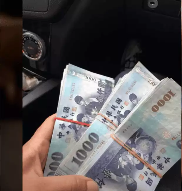 他們要時常拍照炫富就是讓你們覺得只要跟著他們就能成為他們上流社會的人了!