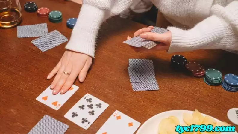 兩人撲克牌吹牛